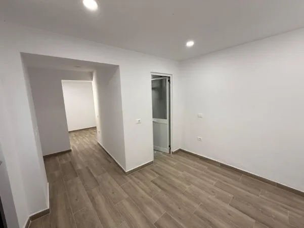 Tirane, jepet me qera ambjent biznesi Kati 1, 750 € (Tregu Elektrik)