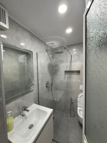 Tirane, jepet me qera ambjent biznesi Kati 1, 750 € (Tregu Elektrik)