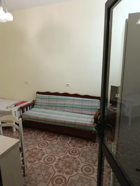 Tirane, jepet me qera apartament 1+1 Kati 1, 50 m² 250 € (QSUT)