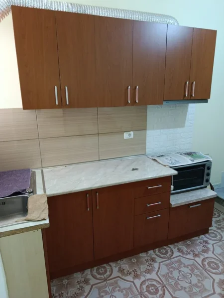 Tirane, jepet me qera apartament 1+1 Kati 1, 50 m² 250 € (QSUT)