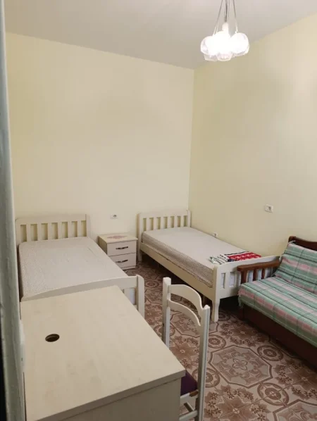 Tirane, jepet me qera apartament 1+1 Kati 1, 50 m² 250 € (QSUT)