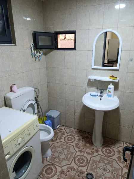 Tirane, jepet me qera apartament 1+1 Kati 1, 50 m² 250 € (QSUT)