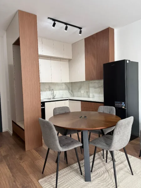 Tirane, jepet me qera apartament 1+1+Ballkon Kati 3, 65 m² 530 € (paskuqan)