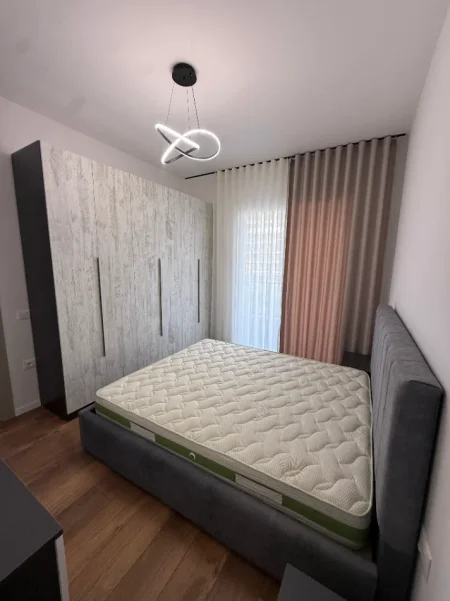 Tirane, jepet me qera apartament 1+1+Ballkon Kati 3, 65 m² 530 € (paskuqan)