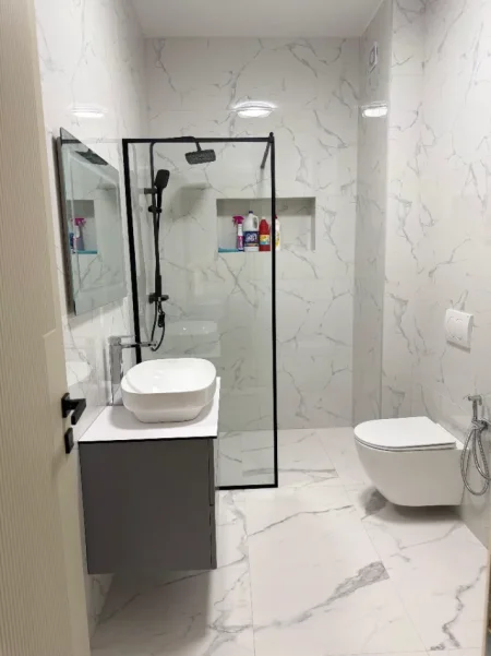 Tirane, jepet me qera apartament 1+1+Ballkon Kati 3, 65 m² 530 € (paskuqan)
