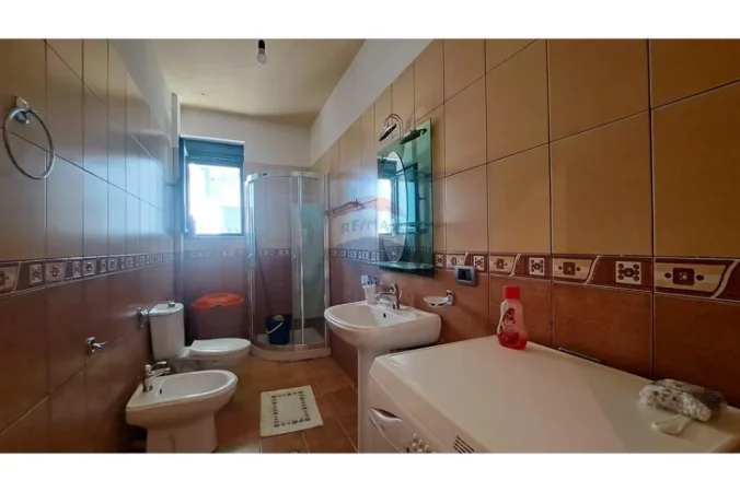 Vlore - Lungomare, jepet me qera apartament 2+1 Kati 6, 105 m² 550 € (Rruga Cameria, Lungomare, Vlore)