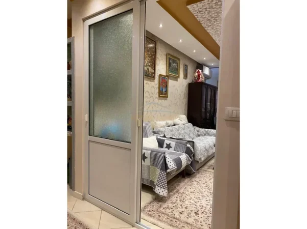 Tirane, jepet me qera apartament 3+1+Ballkon Kati 4, 151 m² 1.000 € 