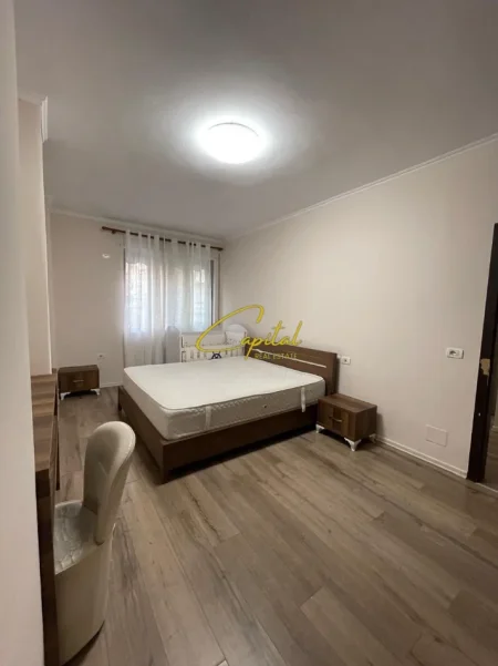 Tirane, jepet me qera apartament 2+1 Kati 2, 90 m² 450 € (FRESKU)