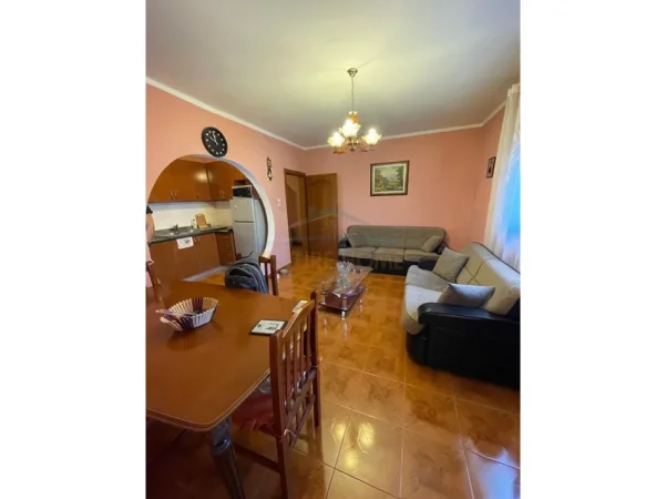 Tirane, jepet me qera apartament 2+1+Ballkon Kati 3, 75 m² 500 € 