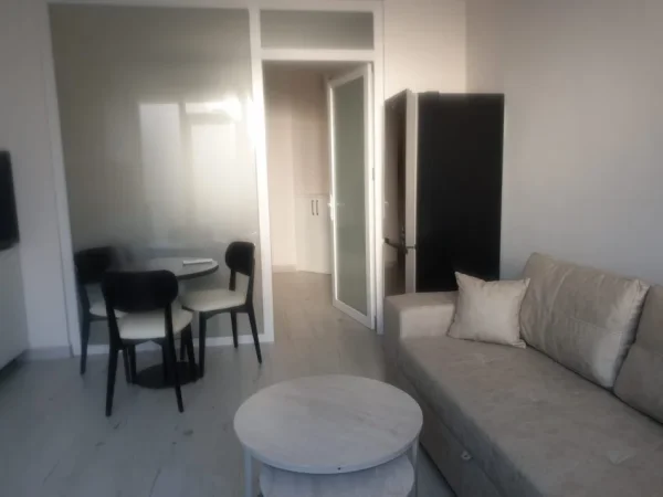 Tirane, jepet me qera apartament 1+1 Kati 1, 40 m² 400 € (Selitë)