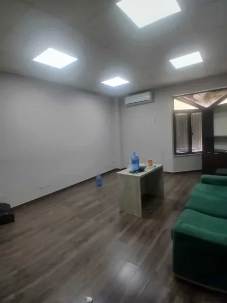 Tirane, jepet me qera zyre Kati 2, 220 m² 2.120 € (bulevardi zogu i pare)