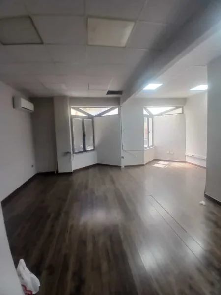 Tirane, jepet me qera zyre Kati 2, 220 m² 2.120 € (bulevardi zogu i pare)
