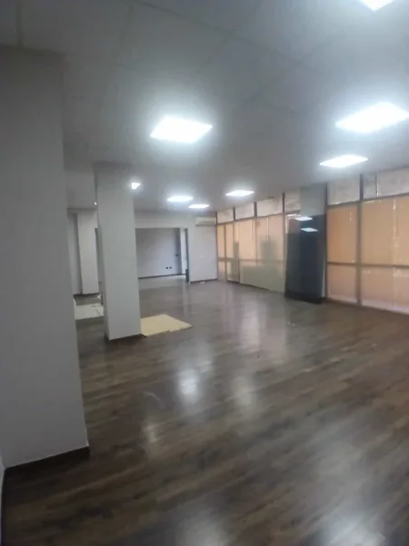 Tirane, jepet me qera zyre Kati 2, 220 m² 2.120 € (bulevardi zogu i pare)