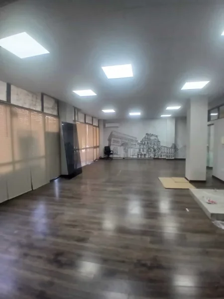 Tirane, jepet me qera zyre Kati 2, 220 m² 2.120 € (bulevardi zogu i pare)
