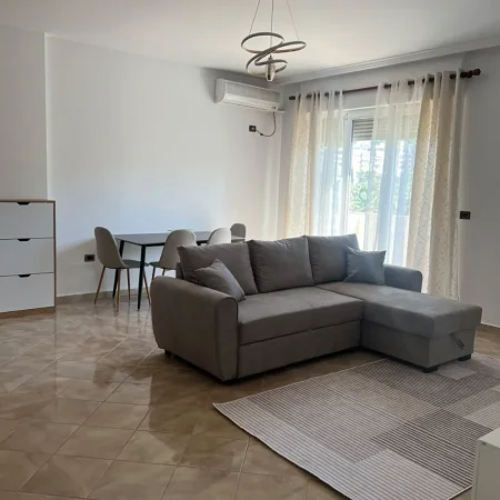 Tirane, jepet me qera apartament 1+1+Ballkon , 70 m² 600 € (Komuna e Parisit)