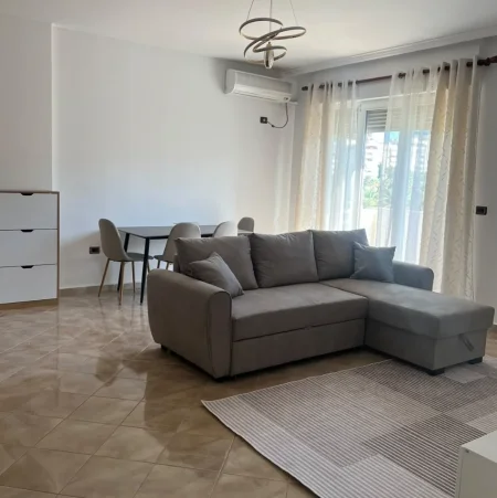 Tirane, jepet me qera apartament 1+1+Ballkon , 70 m² 600 € (Komuna e Parisit)