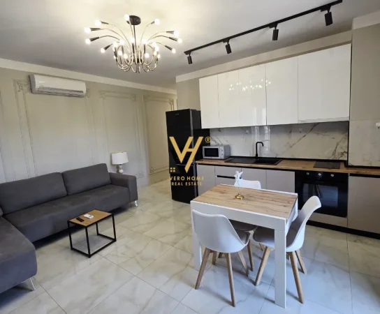 Tirane, jepet me qera apartament 1+1+Ballkon Kati 7, 70 m² 800 € (KOMUNA E PARISIT)
