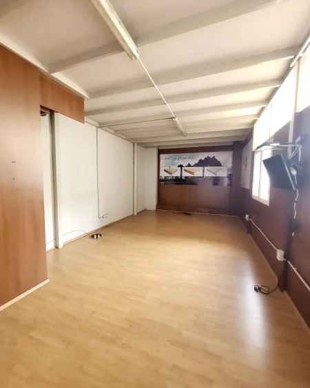 Tirane, jepet me qera magazine Kati 1, 1.100 m² 5.001 € (QTU)