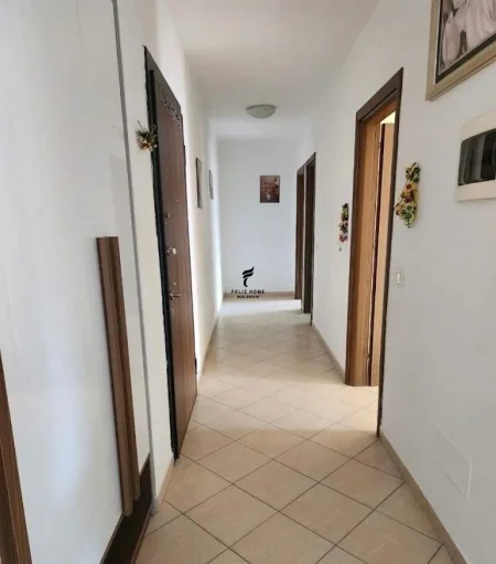 Tirane, jepet me qera zyre Kati 3, 100 m² 550 € (BULEVARDI I RI)