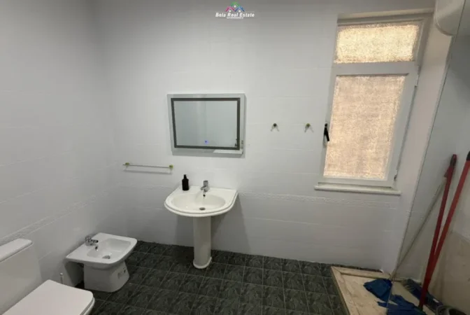 Tirane, jepet me qera apartament 2+1 Kati 9, 120 m² 850 € (bulevardi zogu i pare)