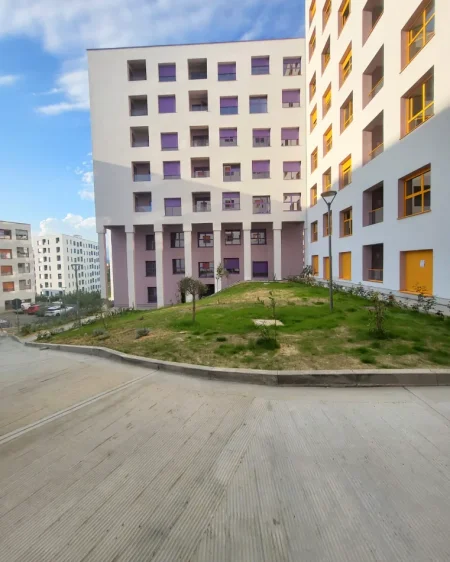 Tirane, jepet me qera apartament 2+1+Ballkon Kati 8, 90 m² 550 € (Ali Demi)