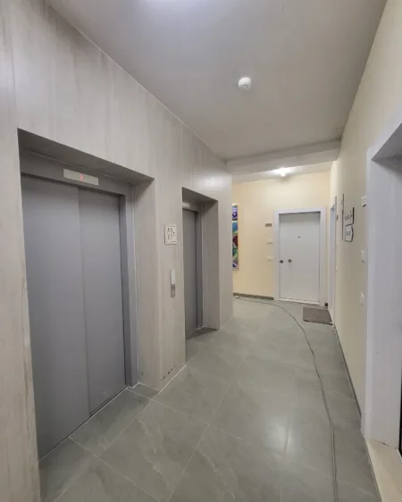 Tirane, jepet me qera apartament 2+1+Ballkon Kati 8, 90 m² 550 € (Ali Demi)