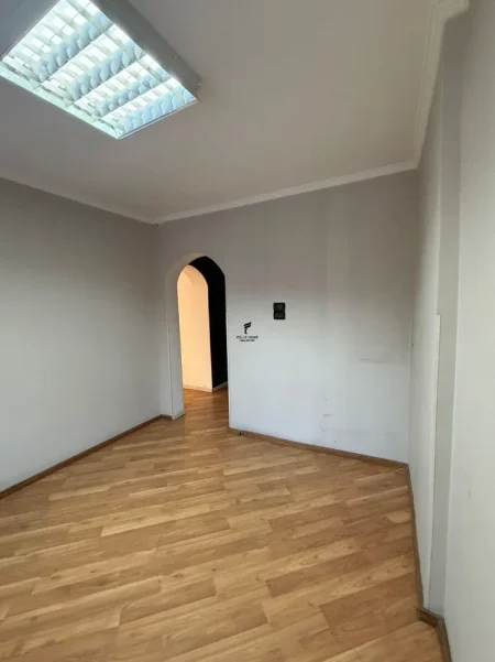Tirane, jepet me qera zyre Kati 2, 70 m² 800 € (RRUGA E KAVAJES)