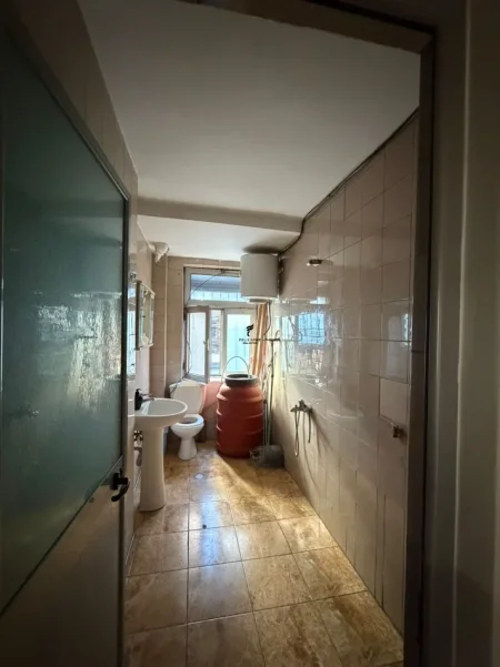 Tirane, jepet me qera zyre Kati 2, 70 m² 800 € (RRUGA E KAVAJES)