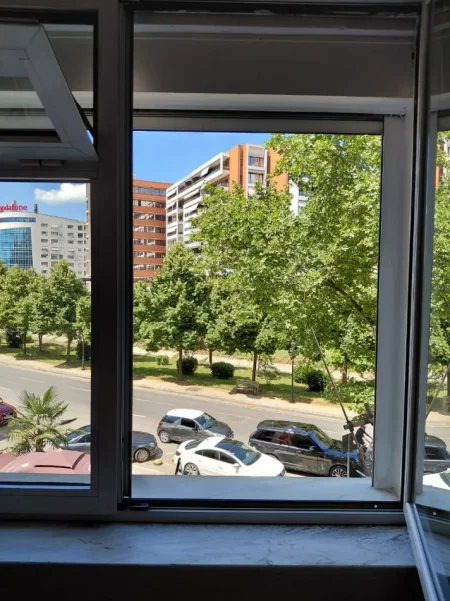 Tirane, jepet me qera apartament 2+1+Aneks+Ballkon Kati 3, 70 m² 500 € (Bulevardi Bajram Curri)