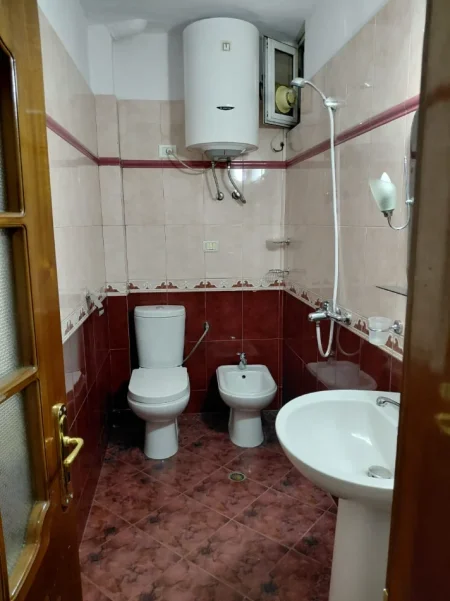 Tirane, jepet me qera apartament 2+1+Aneks+Ballkon Kati 3, 70 m² 500 € (Bulevardi Bajram Curri)