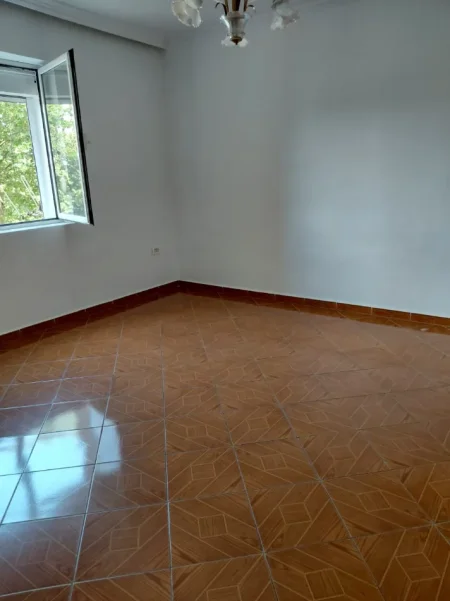 Tirane, jepet me qera apartament 2+1+Aneks+Ballkon Kati 3, 70 m² 500 € (Bulevardi Bajram Curri)