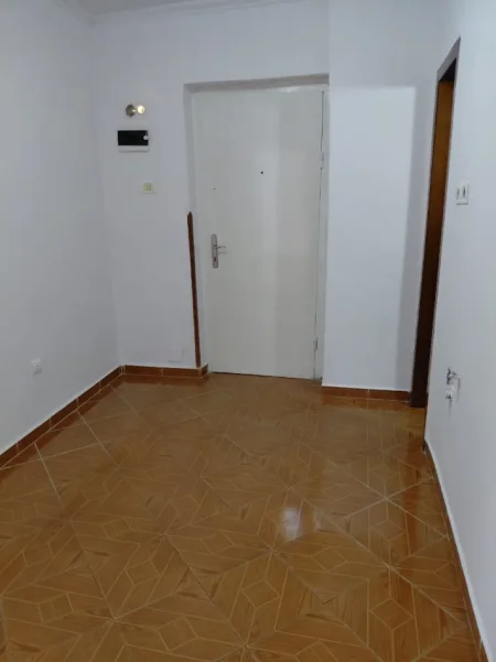 Tirane, jepet me qera apartament 2+1+Aneks+Ballkon Kati 3, 70 m² 500 € (Bulevardi Bajram Curri)