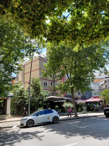 Tirane, jepet me qera apartament 2+1+Aneks+Ballkon Kati 3, 70 m² 500 € (Bulevardi Bajram Curri)