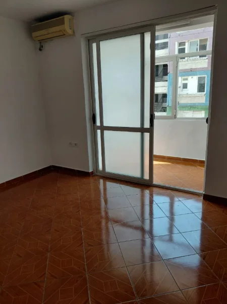 Tirane, jepet me qera apartament 2+1+Aneks+Ballkon Kati 3, 70 m² 500 € (Bulevardi Bajram Curri)