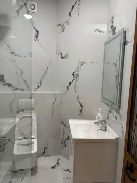Tirane, jepet me qera apartament 2+1+Ballkon Kati 3, 700 € 