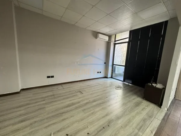 Tirane, jepet me qera zyre Kati 1, 200 m² 2.000 € (BULEVARDI ZOGU I ,STACION TRENI ,QENDER)