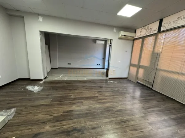 Tirane, jepet me qera zyre Kati 1, 200 m² 2.000 € (BULEVARDI ZOGU I ,STACION TRENI ,QENDER)