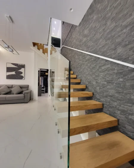 📌 Vile e bashkangjitur për shitje  📍 Rezidenca Grey Stone – Liqeni i Thatë