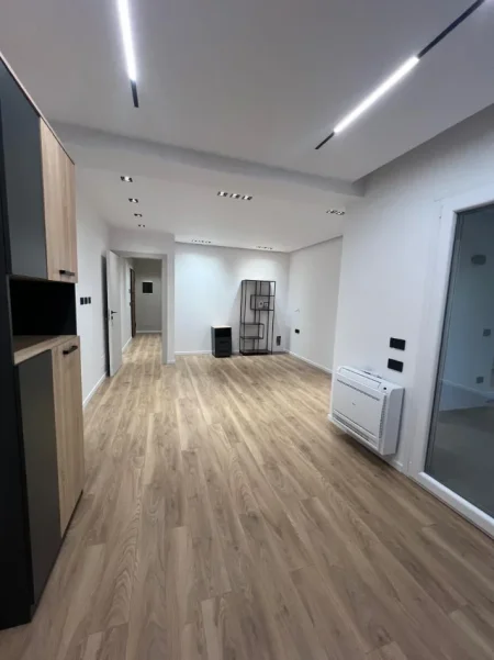 Tirane, jepet me qera zyre Kati 4, 100 m² 900 € (rruga ullishtes)