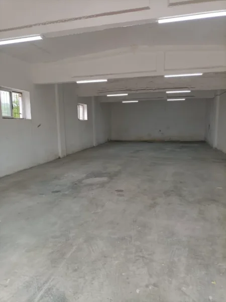 Tirane, jepet me qera magazine Kati 0, 160 m² 1.200 € (vaqarr)