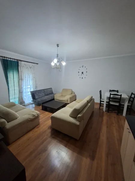 Tirane, Apartament 1+1 me qira XHAMLLIK 500 €