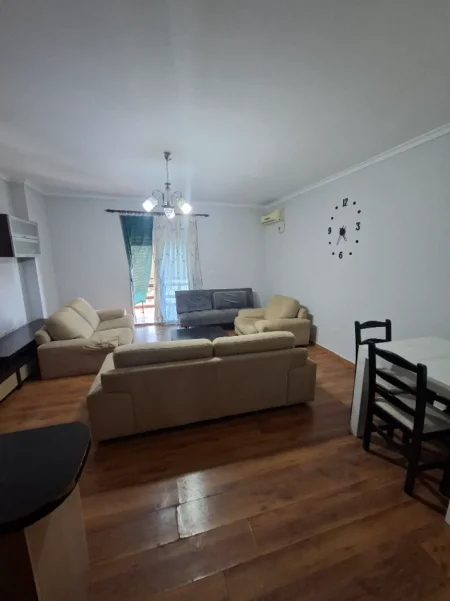 Tirane, Apartament 1+1 me qira XHAMLLIK 500 €