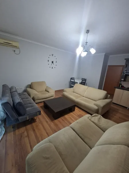Tirane, Apartament 1+1 me qira XHAMLLIK 500 €