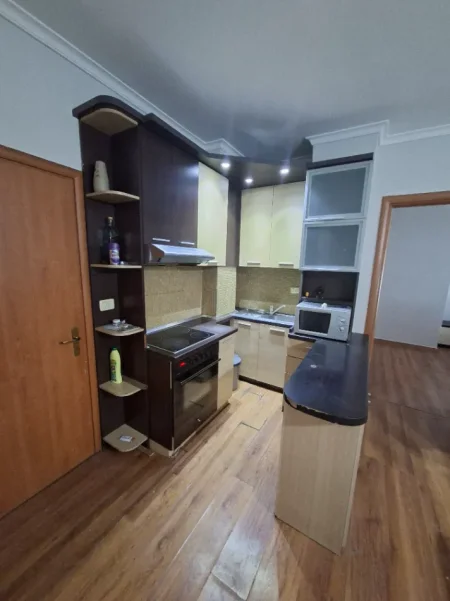 Tirane, Apartament 1+1 me qira XHAMLLIK 500 €