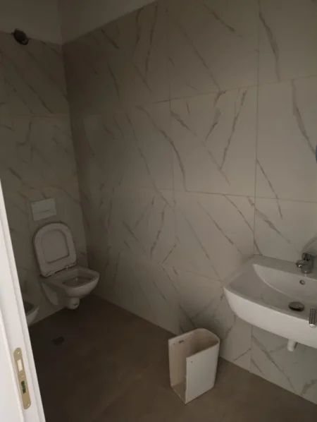 Tirane, jepet me qera apartament 2+1 Kati 8, 100 m² 450 € (Rruga 5 Maji)
