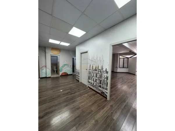 Tirane, jepet me qera ambjent biznesi Kati 1, 210 m² 2.000 € (Stacioni i Trenit)