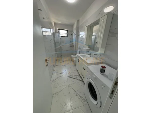 Tirane, jepet me qera apartament 1+1+Ballkon Kati 3, 65 m² 550 € (Unaza e Re)