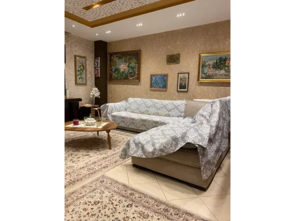 Tirane, jepet me qera apartament 3+1+Ballkon Kati 4, 151 m² 1.000 € (Fresku)