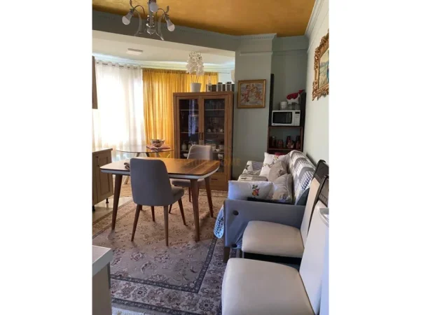 Tirane, jepet me qera apartament 3+1+Ballkon Kati 4, 151 m² 1.000 € (Fresku)