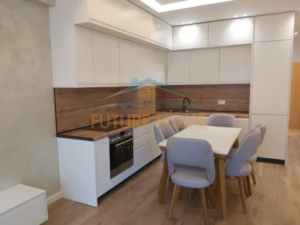 Tirane, jepet me qera apartament 2+1+Ballkon Kati 3, 99 m² 890 € (Rruga e Barrikadave)